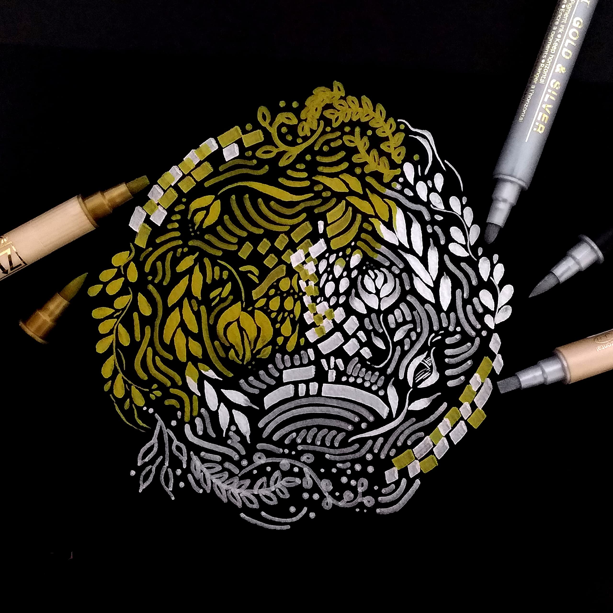Kuretake Zig Gold and Silver pens Assortment Set, Professional Quality for Artist, Christmas Card, Brush Lettering, Illustration, Card Making, Writing, AP-Certified, Made in Japan