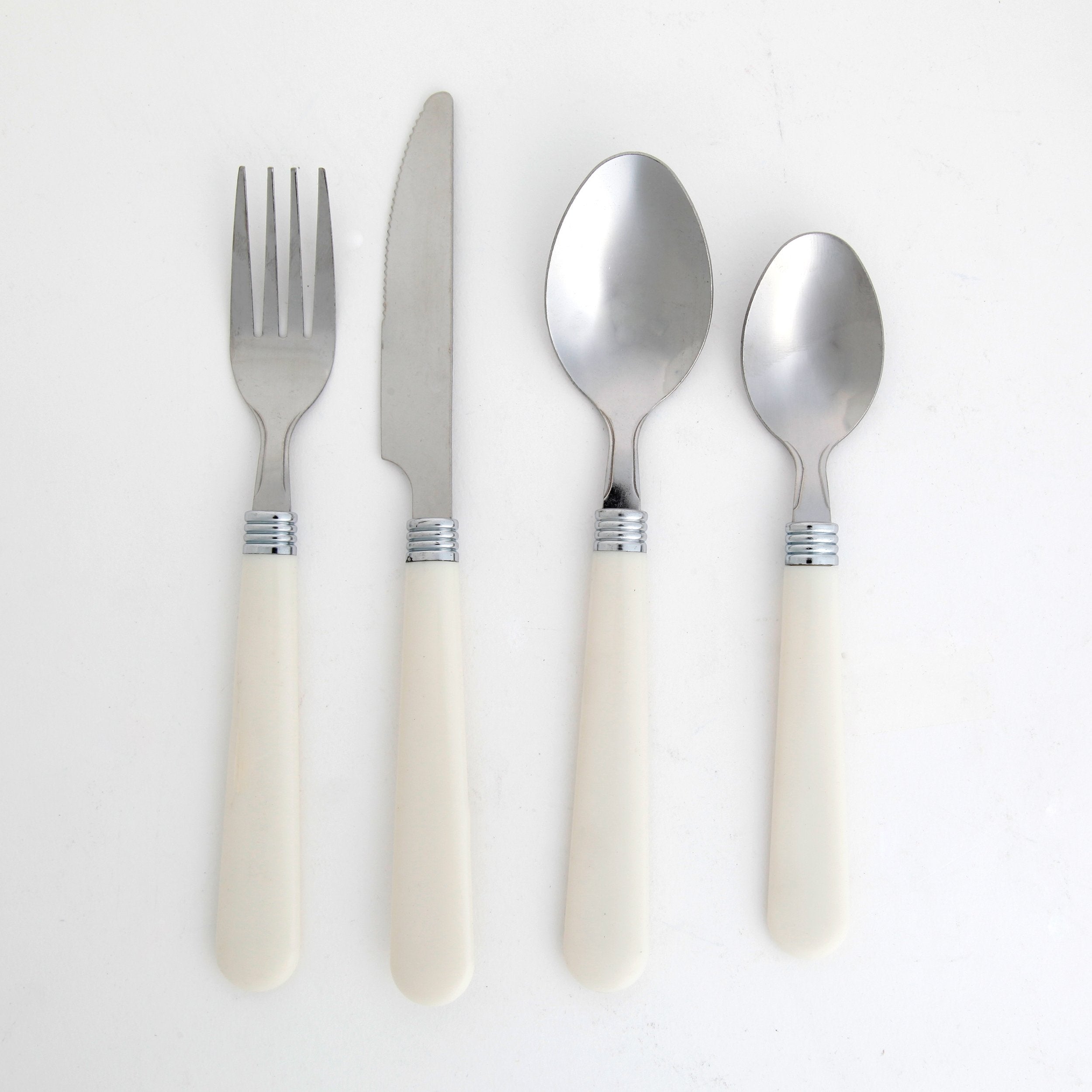 Gibson Sensations 16-Piece Stainless Steel Flatware Set with Metal Caddy - Includes Knives, Forks, Large & Small Spoons - Durable, Dishwasher Safe Silverware for Everyday Dining (White)